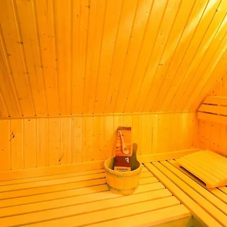Holiday home Forsthaus, Exclusives 5-sterne Reetdachhaus Fuer 6 Personen In Fuhlendorf