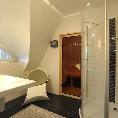 Holiday home Forsthaus, Exclusives 5-sterne Reetdachhaus Fuer 6 Personen In Fuhlendorf