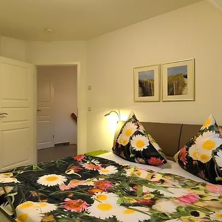 Holiday home Forsthaus, Exclusives 5-sterne Reetdachhaus Fuer 6 Personen In Fuhlendorf