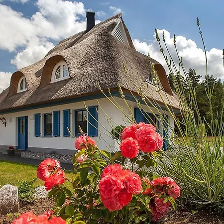 Forsthaus, Exclusives 5-sterne Reetdachhaus Fuer 6 Personen In Fuhlendorf Holiday home *